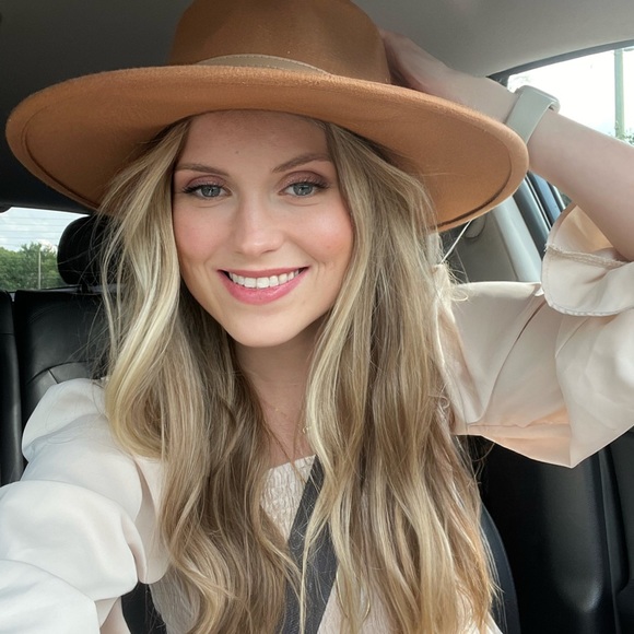 Profile Picture of Rebecca Wilson (@beccasaldivar) on Poshmark