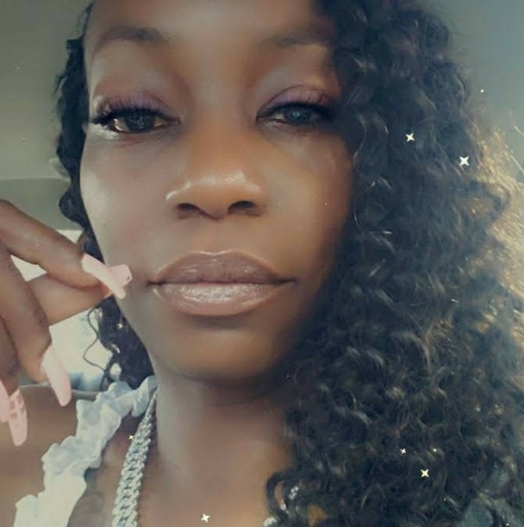 Profile Picture of Alma Robinson (@almarobinson) on Poshmark