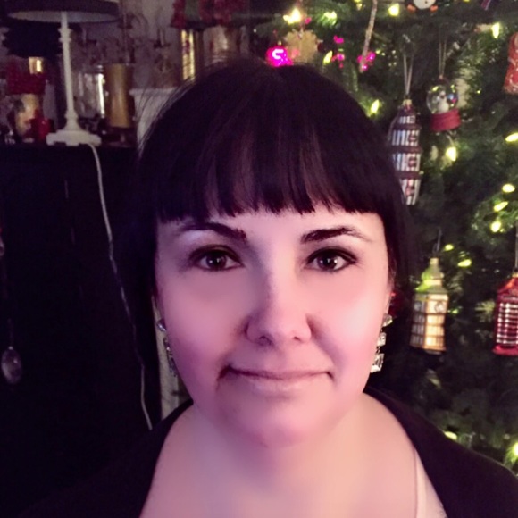 Profile Picture of Lisa Kunze (@gracemum13) on Poshmark