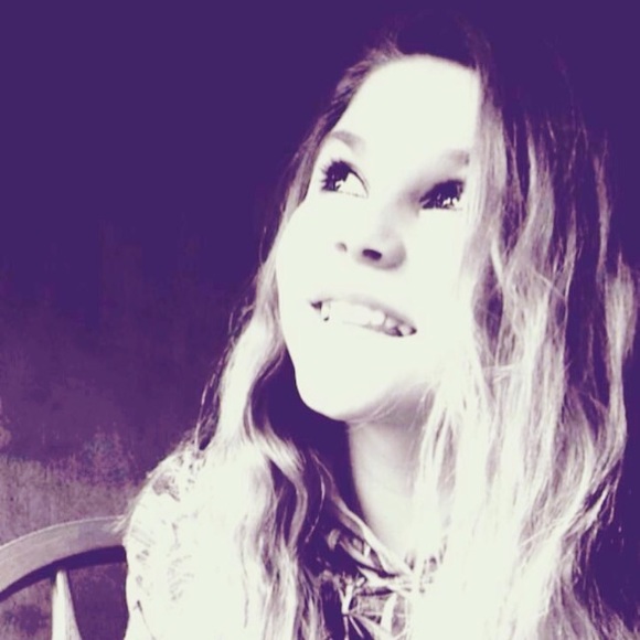 Profile Picture of Turea Pixler (@turea_pixler) on Poshmark