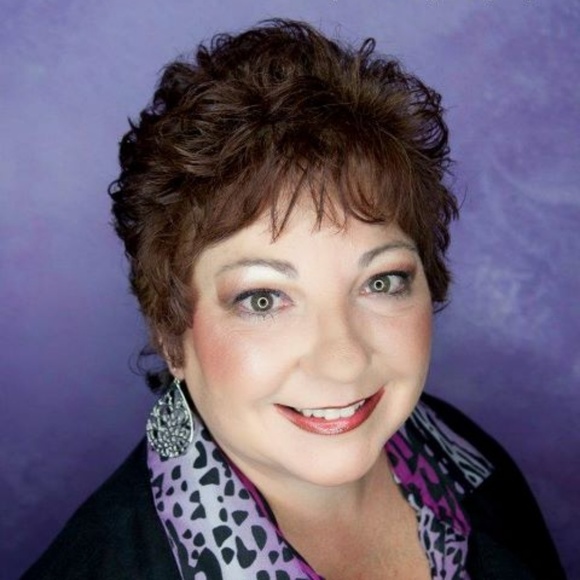 Profile Picture of Tamara Kinney (@tamkin19) on Poshmark