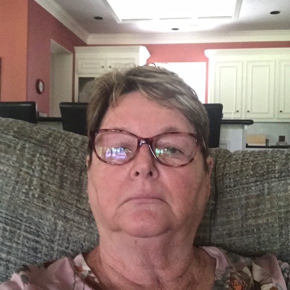 Profile Picture of Gail Pritz (@shoppingonsale) on Poshmark