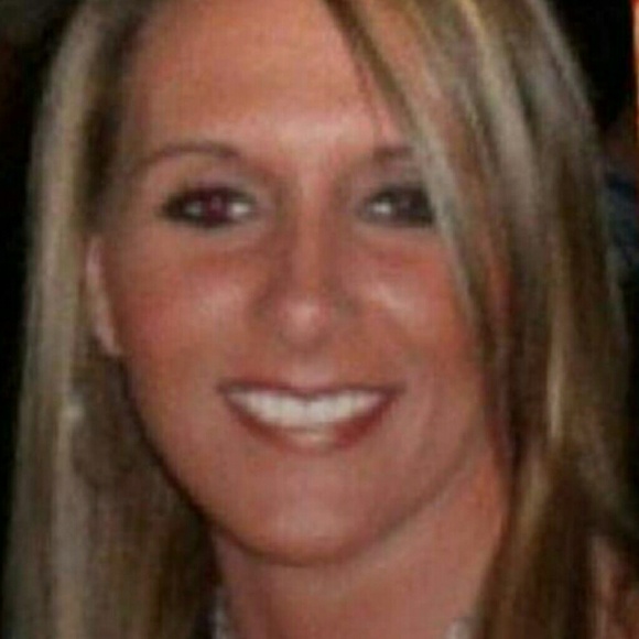 Profile Picture of Angie Larkins (@alarkins73) on Poshmark