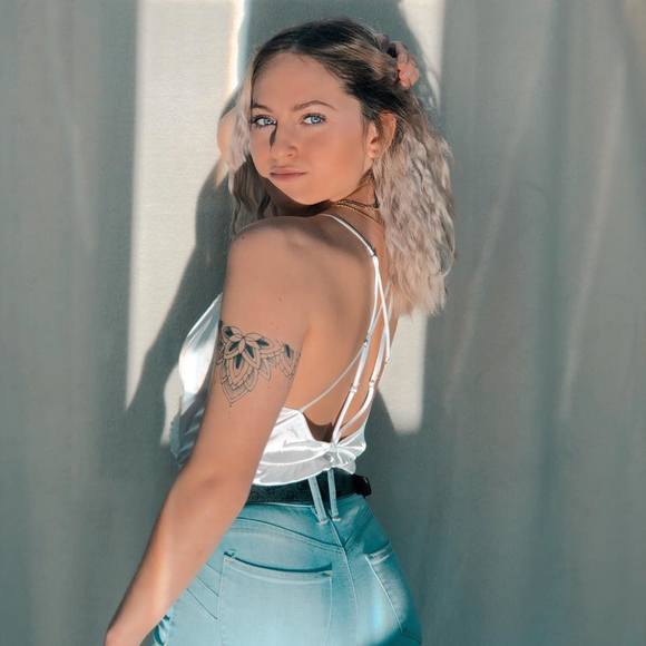 Profile Picture of Alexia Gianopoulos (@agianopoulos) on Poshmark
