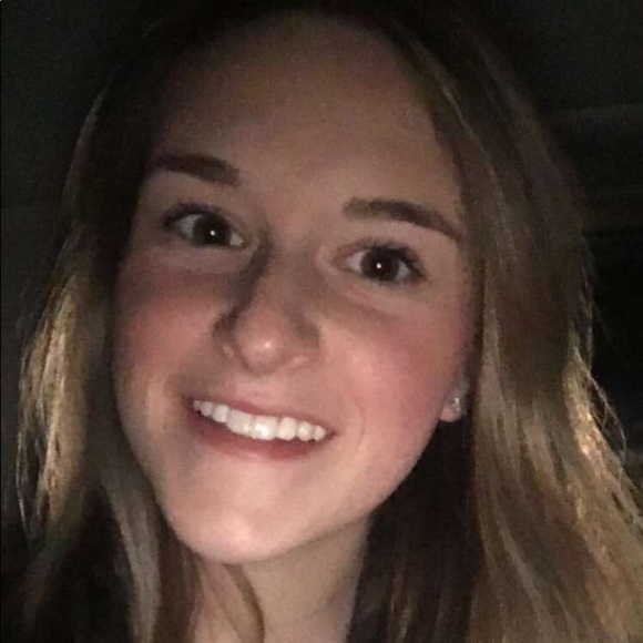 Profile Picture of Leah Hopper (@leahhopp) on Poshmark