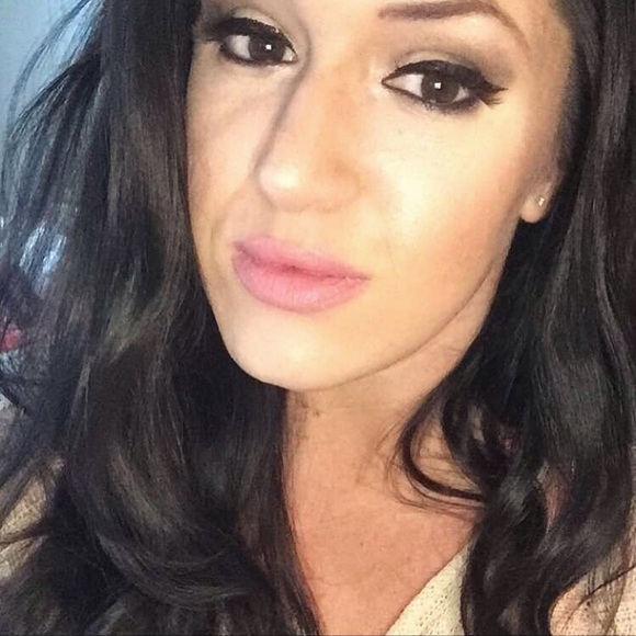 Profile Picture of Nicole Lucarotti (@nlucarotti) on Poshmark