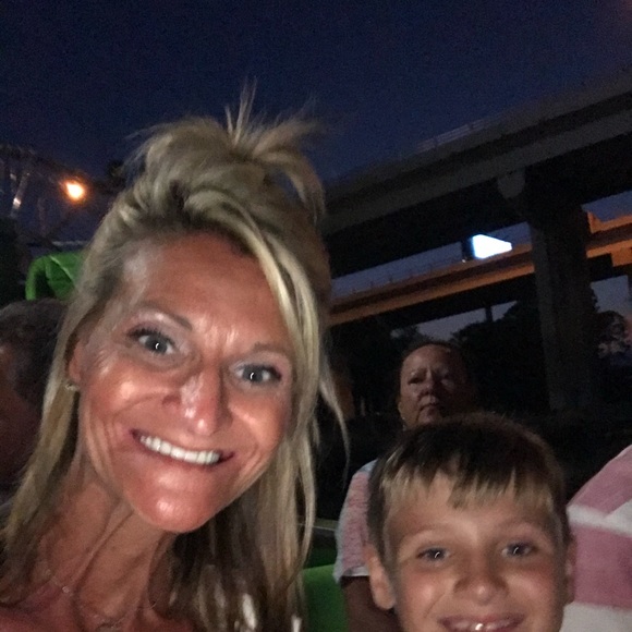 Profile Picture of Amy Bates (@amybates1) on Poshmark