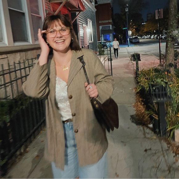 Profile Picture of Angelina Malenda (@angelinamalenda) on Poshmark