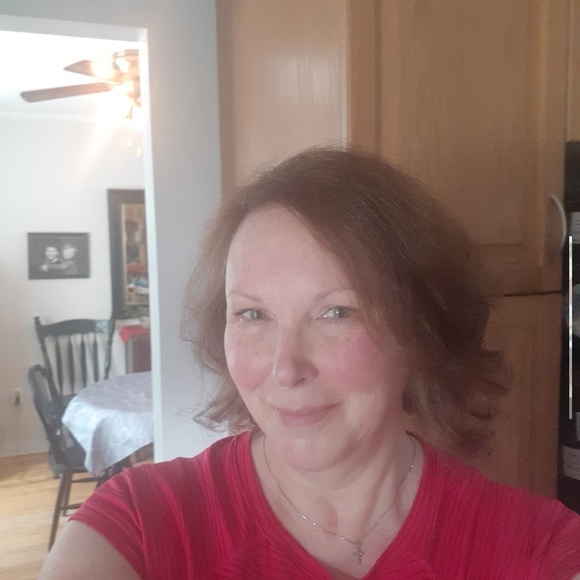 Profile Picture of Lisa Richardson (@lisa1988161) on Poshmark