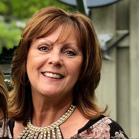 Profile Picture of Andrea Apthorpe (@andreaapthorpe) on Poshmark