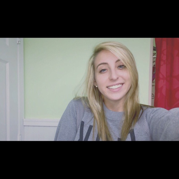 Profile Picture of Leanne Helfrich (@leema_16) on Poshmark