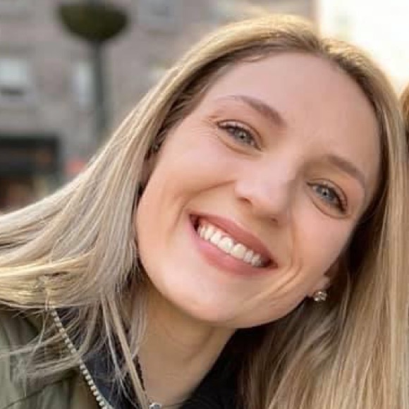 Profile Picture of Alexis Baumunk (@alexisbaumunk) on Poshmark