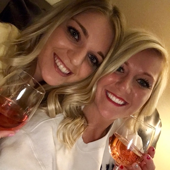 Lindsey Pietig - Poshmark Profile Picture of Lindsey Pietig (@lindsjpiet) on Poshmark