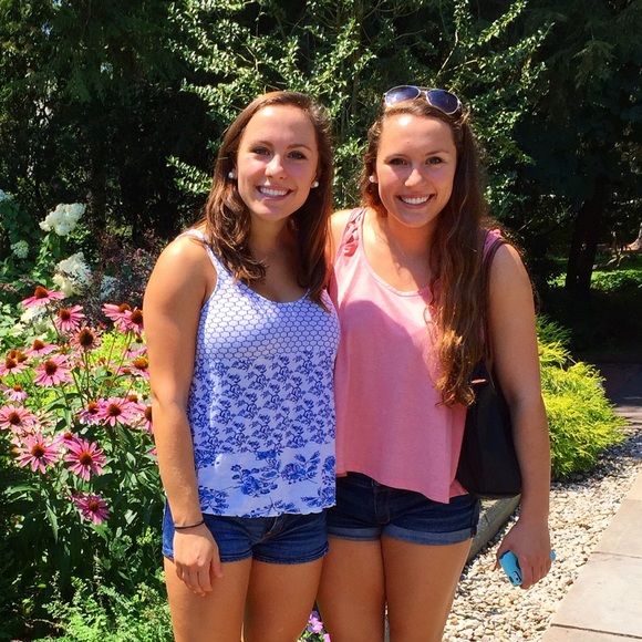 Profile Picture of Lindsey Ruderman (@linds1998) on Poshmark