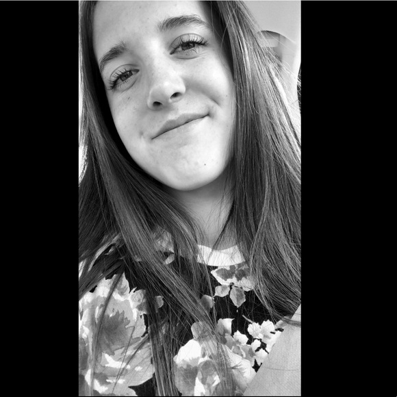 Profile Picture of Mary Huttle (@mhuttle) on Poshmark