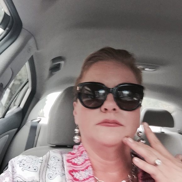 Profile Picture of Miqui Lora (@miquilora) on Poshmark