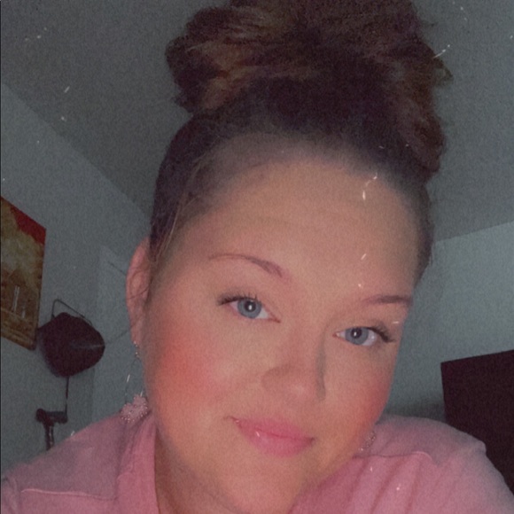 Profile Picture of Anissa Thomas (@anissarenee48) on Poshmark