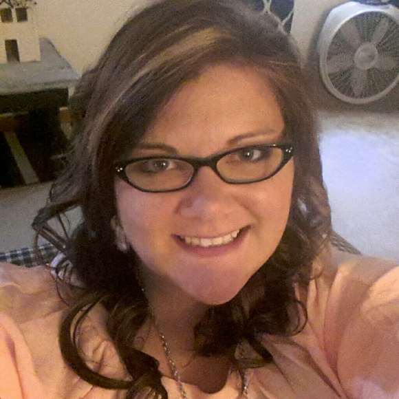 Profile Picture of Kasie Merkley (@kasiemerkley) on Poshmark