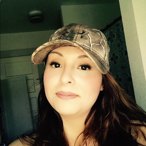 Profile Picture of Paula Cerda (@paola3133) on Poshmark