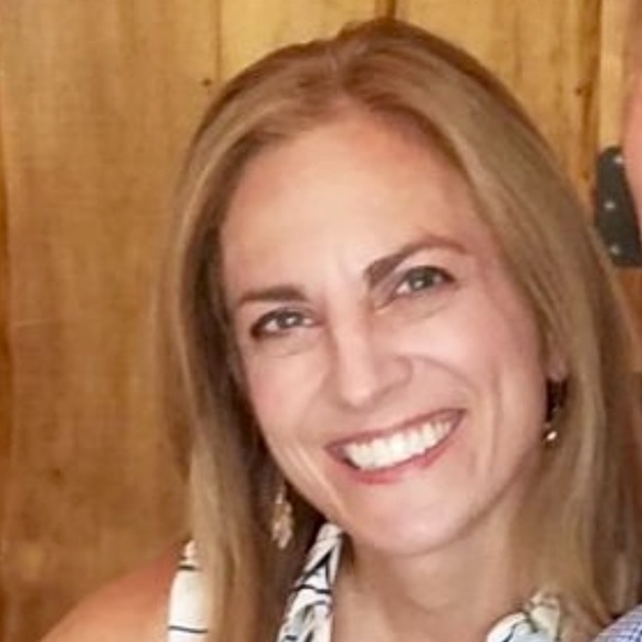 Profile Picture of Renee Newton (@rennewton) on Poshmark