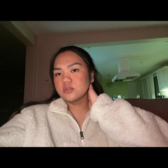Profile Picture of Andrea Bernos (@andreabernos) on Poshmark
