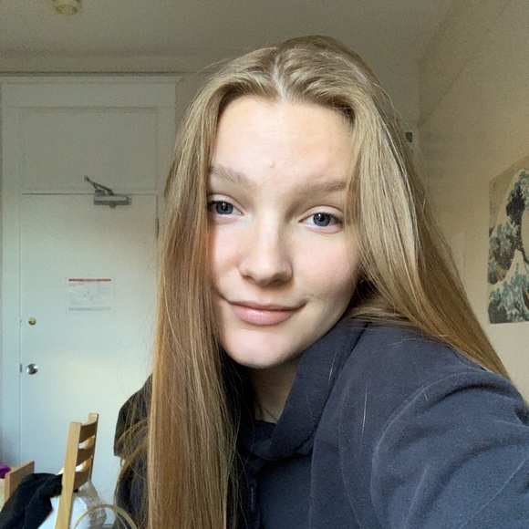 Sydney Chomiak - Poshmark Profile Picture of Sydney Chomiak (@sydneychomiak) on Poshmark