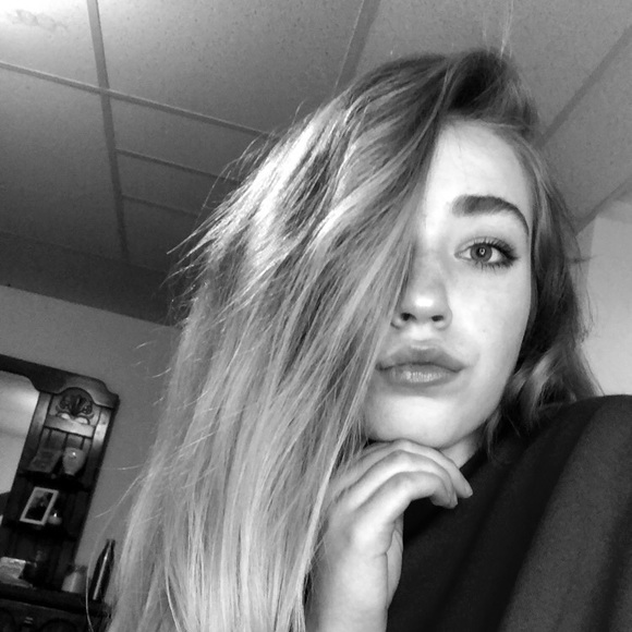 Profile Picture of Madison Weix (@madisonweix) on Poshmark