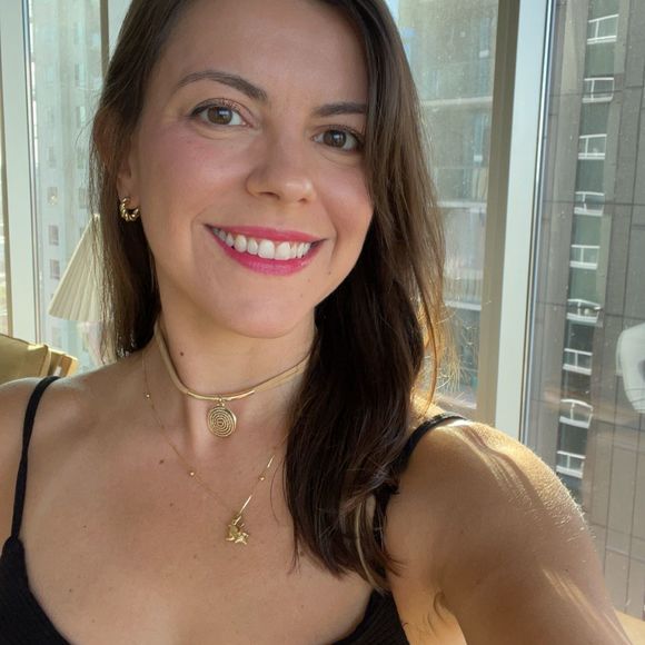 Profile Picture of Deborah Benevenuto (@dbenevenuto) on Poshmark