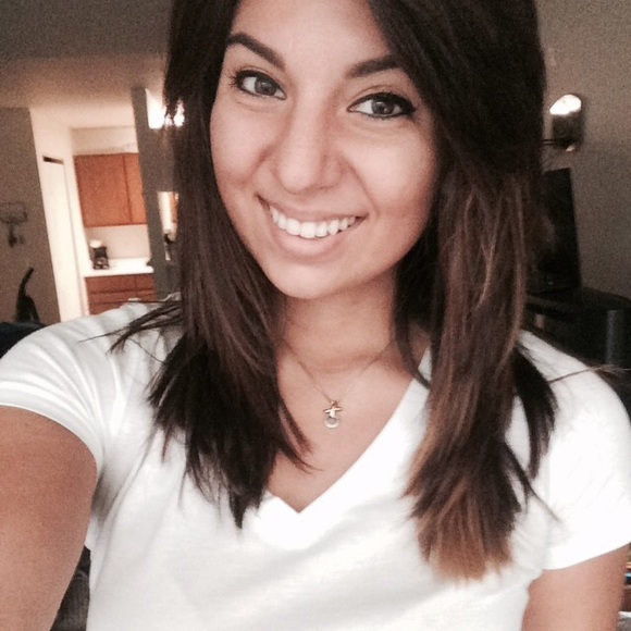 Profile Picture of Bailey Kemple (@bayfayk) on Poshmark
