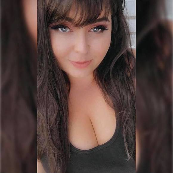 Profile Picture of Amber Roeglin (@mcr1212) on Poshmark