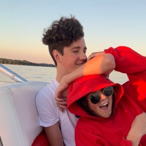 Profile Picture of Eliott Desmarais (@eliottdesmarais) on Poshmark