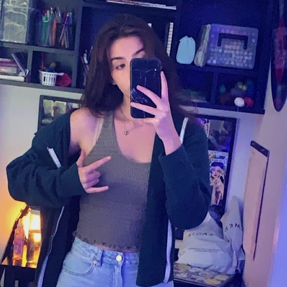 Profile Picture of Avery Hemsworth (@averychance17) on Poshmark