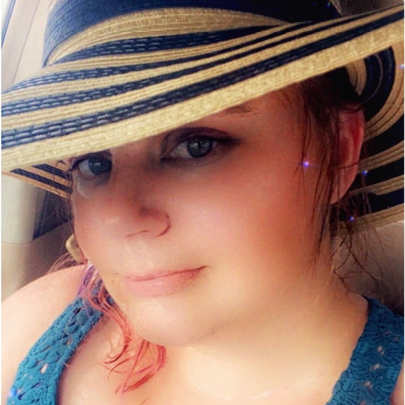 Profile Picture of Amy Waring (@amywaring) on Poshmark