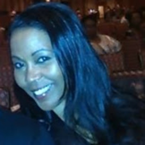 Profile Picture of Deirdre Thomas (@deirdrethoma548) on Poshmark