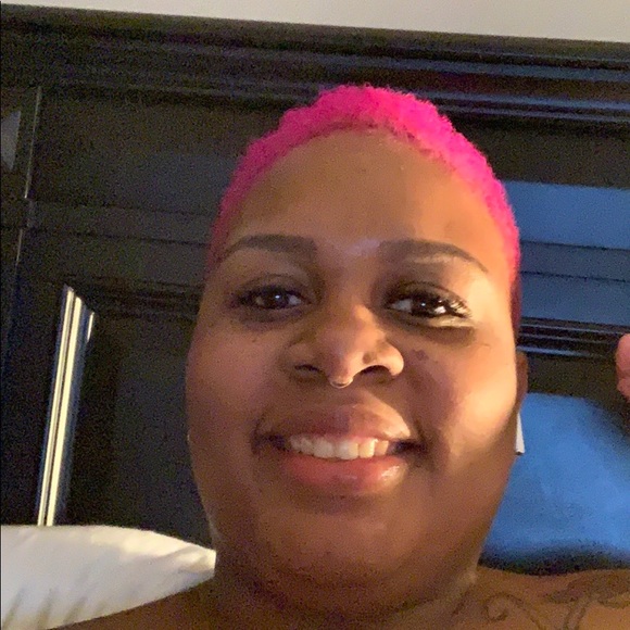 Profile Picture of Alexis Grooms (@alexisgrooms) on Poshmark