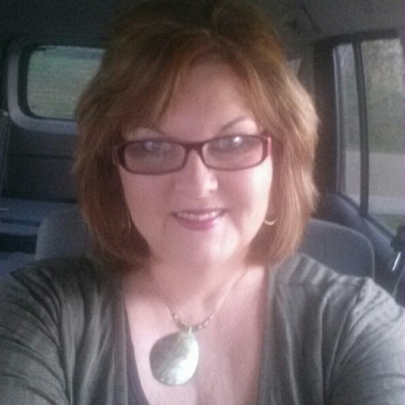 Profile Picture of Debra Hacker (@deb2shop) on Poshmark