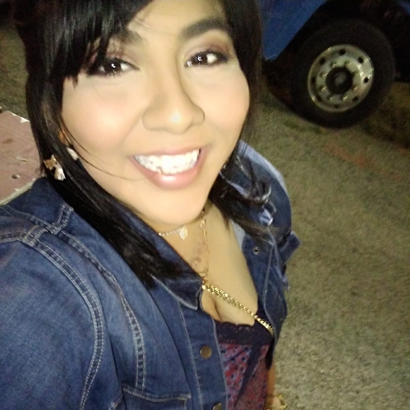 Profile Picture of Karlie Zubeldia (@karliez25) on Poshmark