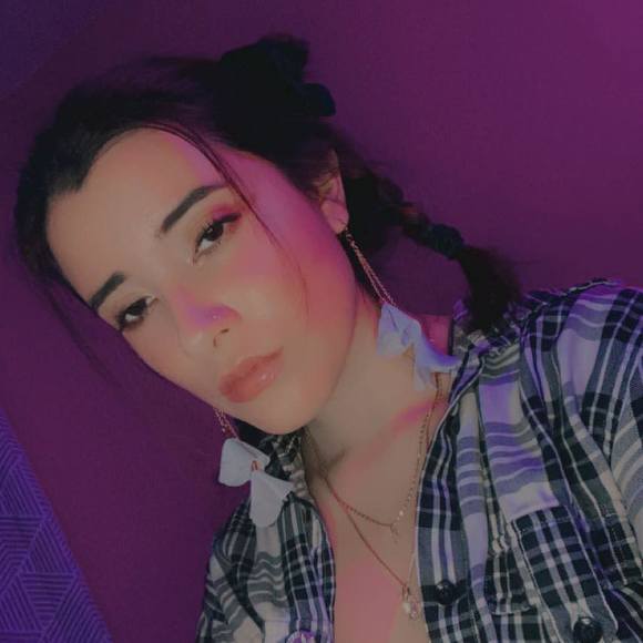 Profile Picture of Leticia Cordova (@momobunnii) on Poshmark