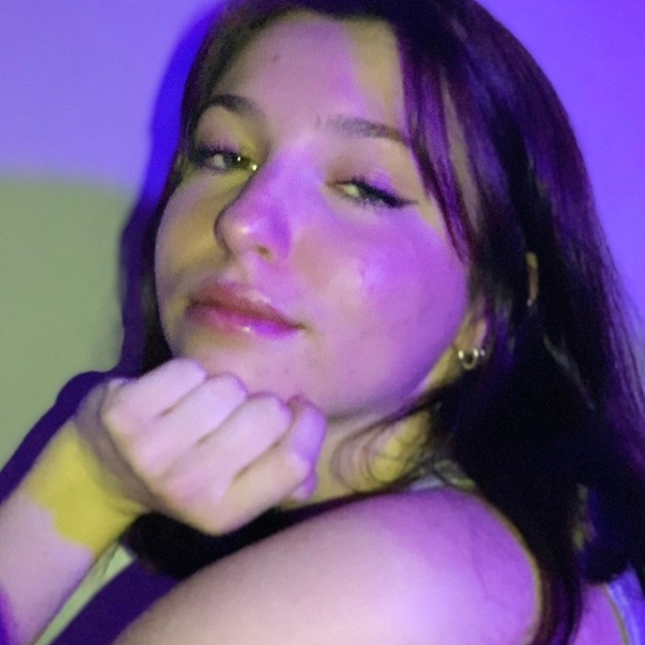 Profile Picture of Kimmy Bolt (@kimmy_bolt) on Poshmark