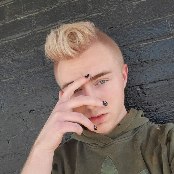 Profile Picture of Christopher Brewer (@chrisobear) on Poshmark