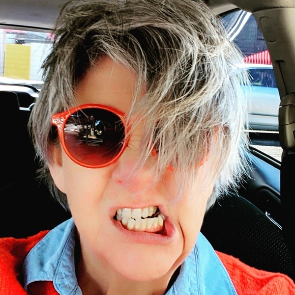 Profile Picture of Lyn Singer (@lynsinger) on Poshmark