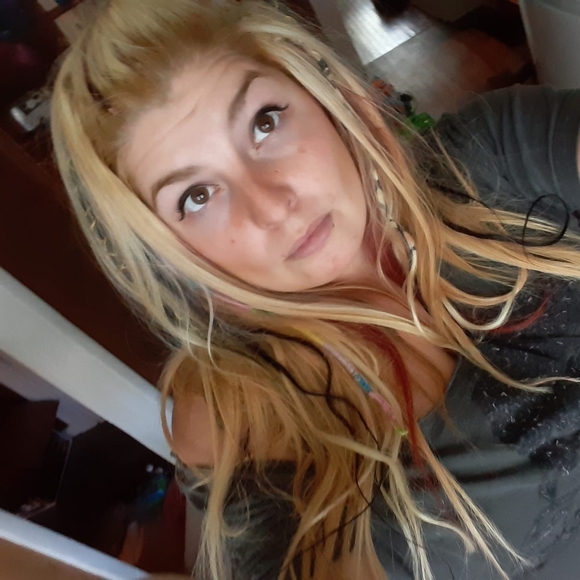 Profile Picture of Danielle Perry (@danielleperr479) on Poshmark