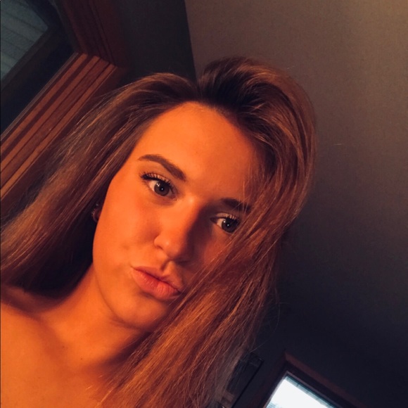Profile Picture of Hannah Dschida (@hannahbean1022) on Poshmark
