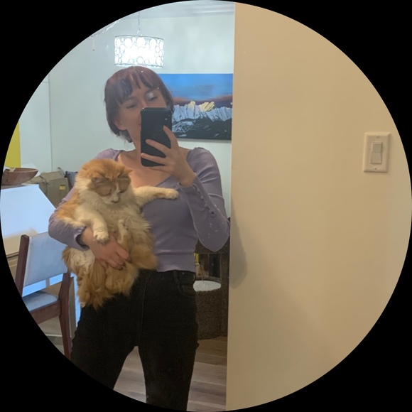 Profile Picture of Elise Dolinsky (@elisecarole) on Poshmark