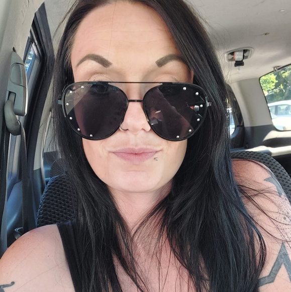 Profile Picture of Andrea Renee (@andrearenee1222) on Poshmark