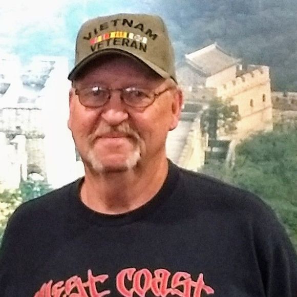 Profile Picture of Roger Eeten (@roglynn1996) on Poshmark