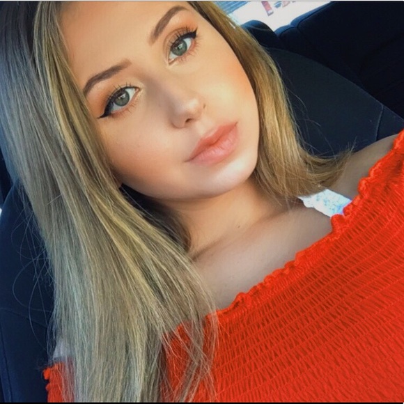 Profile Picture of Lillian Bennett (@lilib22) on Poshmark