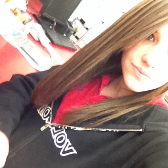 Profile Picture of Carly Pierce (@carly2198) on Poshmark