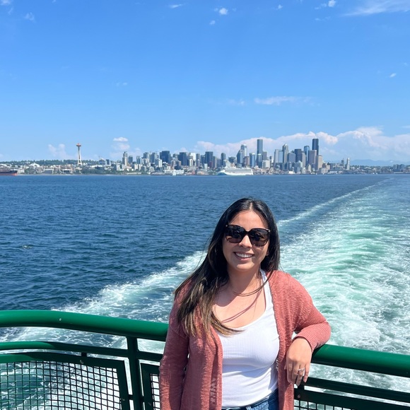 Profile Picture of Reyna Rebelez (@reynajua) on Poshmark