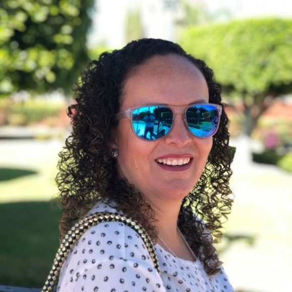 Profile Picture of Cynthia Grovas (@cynthiagrovas) on Poshmark